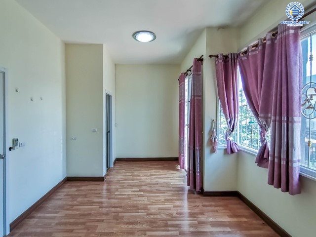 ทาวน์เฮ้าส์มือสองย่านนนทบุรี ม.กัสโต้ ปิ่นเกล้า-จรัญสนิทวงศ์ หลังมุม! คุณภาพแบรนด์ Q.House เนื้อที่เยอะถึง 20.8 ตร.ว. ฟังก์ชันจัดเต็ม 4 ห้องนอน 3 ห้องน้ำ 2 ที่จอดรถ บ้านพร้อมอยู่ ทำเลเดินทางสะดวก ใกล้ใจกลางเมือง, รถไฟฟ้าสายสีแดง "สถานีบางบำหรุ" และทางด่วน "ศรีรัช"...